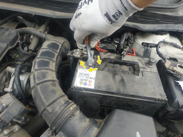 mettre la cosse + en place et la serrer, clé de 10mm