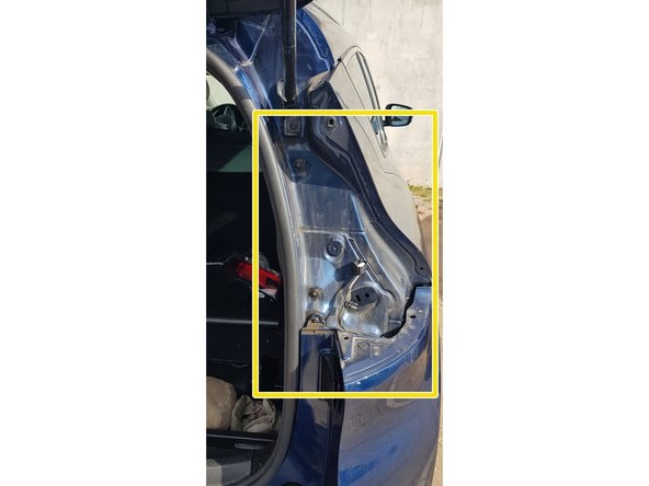 Reprendre les étapes 2 et 3 pour la dépose du feu arrière coté Droit.