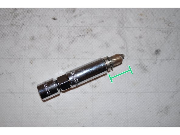 Enfoncer la bougie dans la douille afin que la rondelle en plastique la maintienne en place.