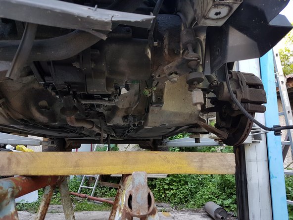 Caler là avec des morceaux de bois ou des crics.