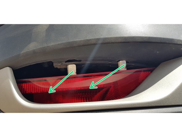 Dépose du feu antibrouillard par l'intérieur du pare choc.