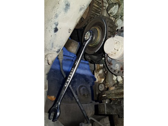 Avec une clé de 13mm retirez le galet tendeur.