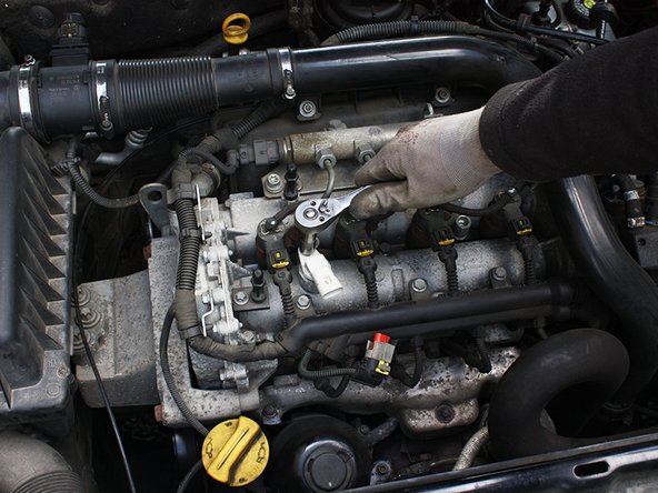 Si vous possédez une clé dynamométrique avec douille de 10mm, vous pouvez effectuer un serrage au  couple de 9Nm préconisé par Ford.