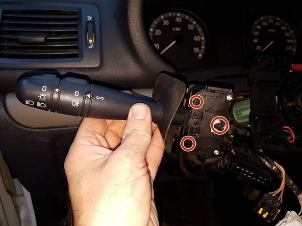 Enlever les contacteurs tournant/comodo en enlever les 3 vis qui les tiennent.