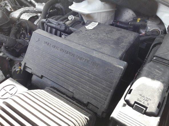 Pour fermer  la boite à air : Reclipser le couvercle en le poussant doucement avec votre main vers la boite à air