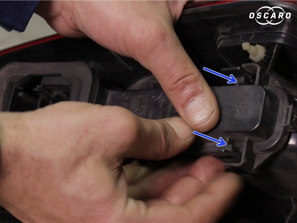 Enclencher le support sur les languettes