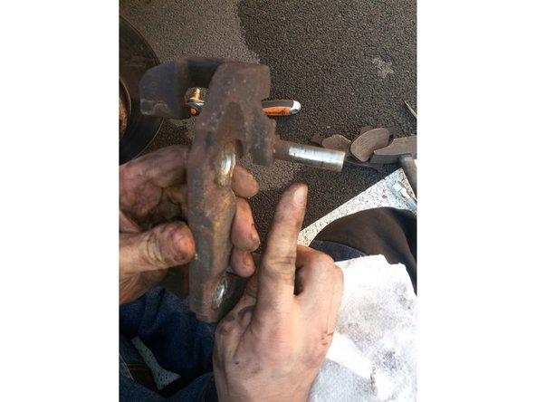 Nettoyez les coulisseaux à l'aide d'un chiffon puis les graisser.