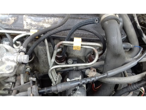 Insérer le tuyau du premier pont sur l'injecteur numéro 2.