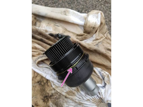 Retirer l'ancien joint de la cloche à l'aide d'un petit tournevis plat.