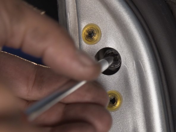 Dévisser les deux vis de maintient du rétroviseur avec un tournevis Torx 30