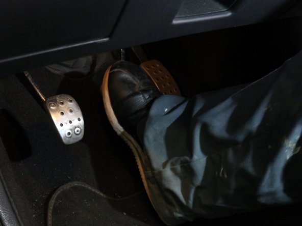 Appuyer plusieurs fois sur la pédale de frein jusqu'à ce que cette dernière devienne dure afin que les plaquettes de frein se colle bien contre le disque de frein