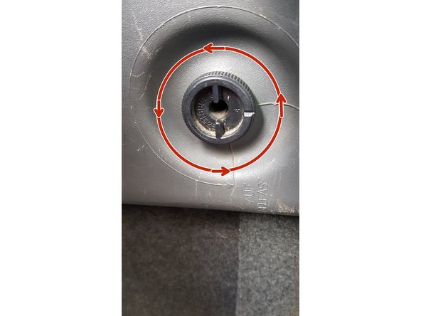 Dans le coffre, dévissez la vis pour pouvoir retirer le boîtier.