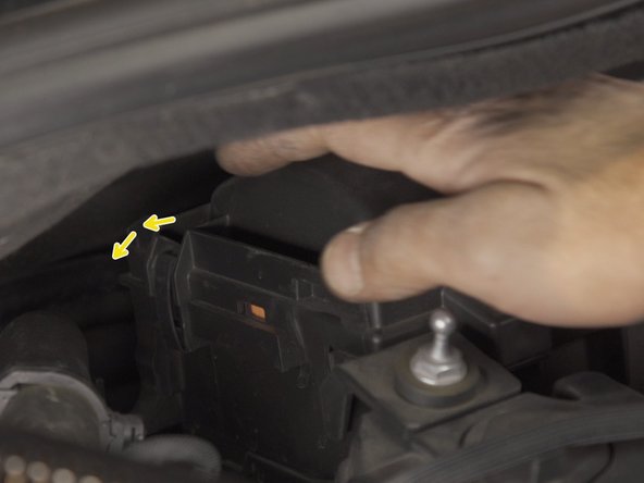 Débloquer l'agrafe présente sur le côté gauche de la boite à air