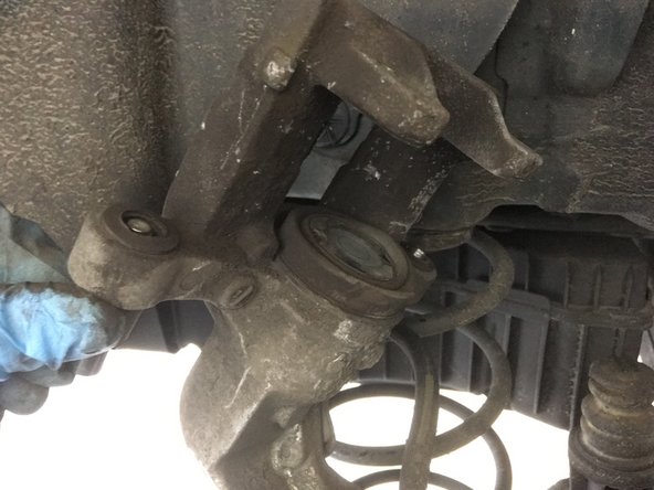 Garder le bouchon du réservoir de liquide de frein ouvert