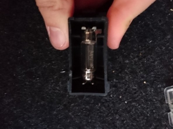 Contrôler les dimensions en comparant avec l'ampoule neuve