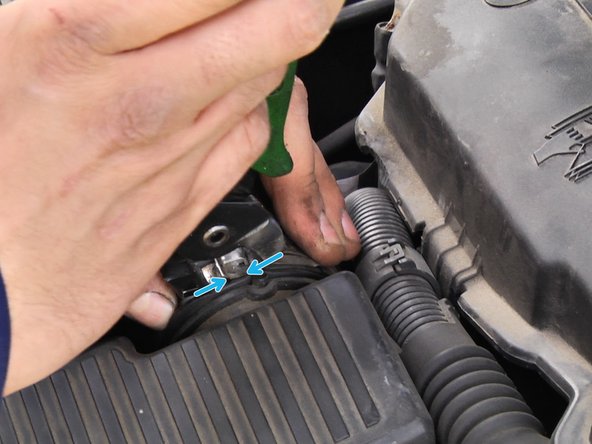 Resserer le collier à l'aide d'une pince