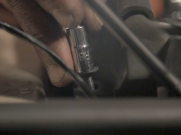 Replacer la vis aux deux extrémités à l'aide d'une clé à pipe de 8