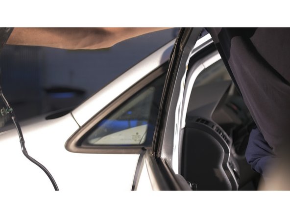 Tirer simplement sur le rétroviseur tout en guidant le connecteur pour le déposer