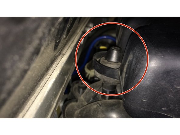 La boite à air tien grace à un plot en caoutchouc sur l arriere, il suffit juste de la tirer vers le haut pour la deboiter