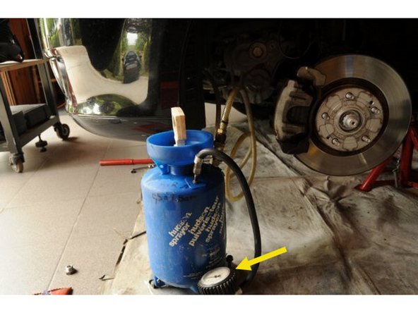 Mettre l'appareil de remplissage sous pression deux bars (compresseur ou pompe à main) connecté à la valve de l'appareil, laisser agir jusqu'au débordement de l'huile au niveau de l'orifice de remplissage.