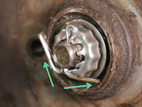 Resserrez les extrémités sur la rondelle à l'aide d'une pince multiprise,  elle sert a retenir la cage pour que l'écrou ne se dessert pas