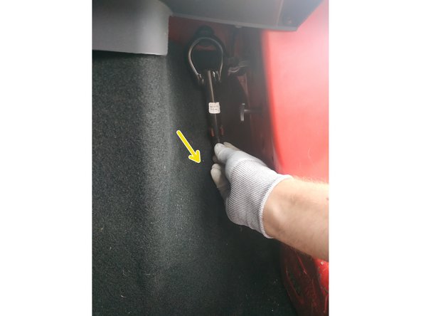 retirer la manivelle et l'anneau de remorquage côté droit