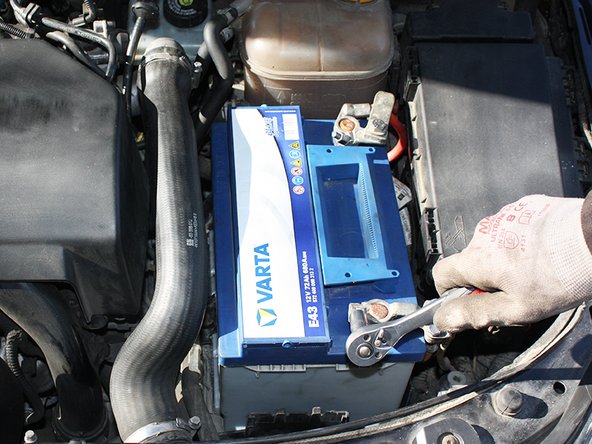 Serrer l'écrou de 10mm.