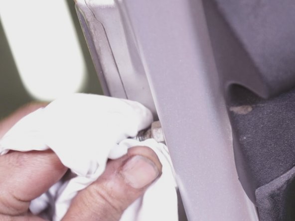 Nettoyer avec un chiffon les attaches du vérin