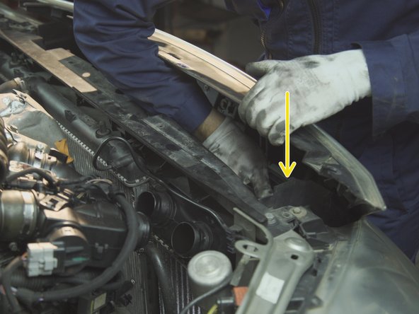 Une fois le pare-choc libre, l'accès aux vis du radiateur est maintenant possible