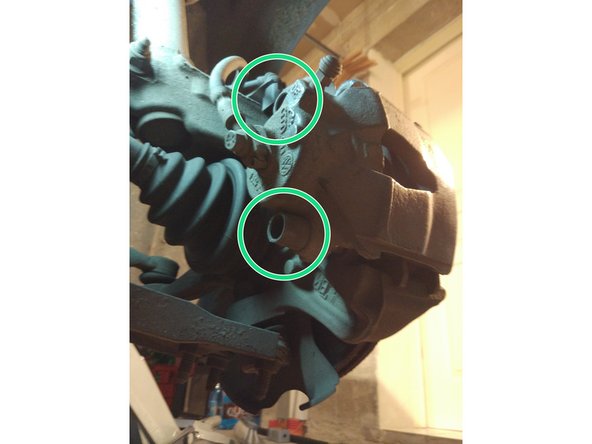 Remettre les goupilles et les visser avec une clef Allen de 7mm. Remettre les caches en plastique pour protéger les goupilles. L'étrier est maintenant en place.