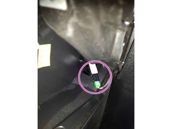 Insérer à fond la boite à gants dans son logement.