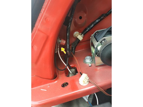 dévisser l'écrou qui tient le fil de masse, clé de 10mm