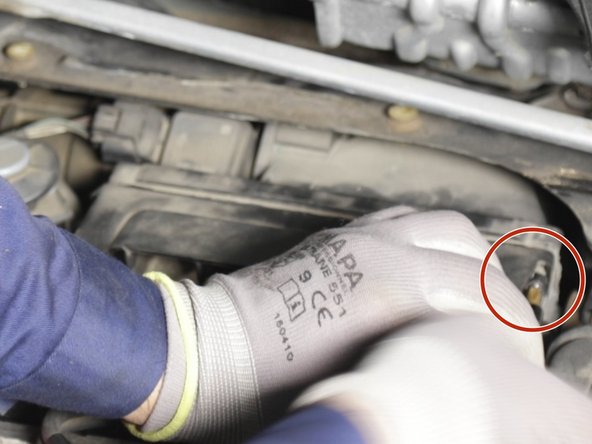 Revisser les deux vis de chaque coté de la boite à air avec un petit tournevis cruciforme