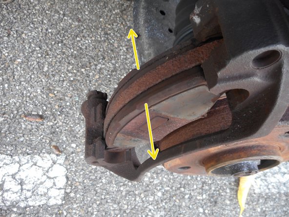 Retirer les plaquettes en les tirant vers l'extérieur. Vous pouvez, au besoin, vous aider d'un tournevis pour faire levier.