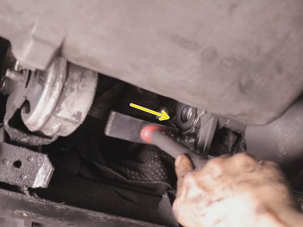 Repositionner le joint et tapoter avec le marteau pour l’emboîter, attention ne pas l'enfoncer plus le rebord de la boite de vitesses