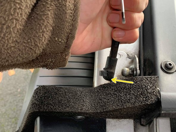 Penser a sécuriser le capot avec balais ou un ami.