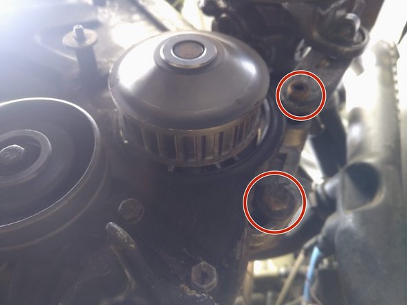 Dévisser les deux vis de règlage de la pompe à eau