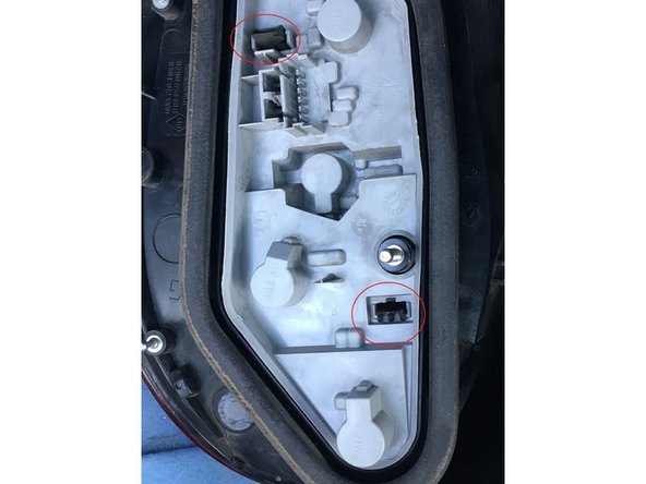 appuyez sur les 2 languettes en même temps, puis sortez la platine