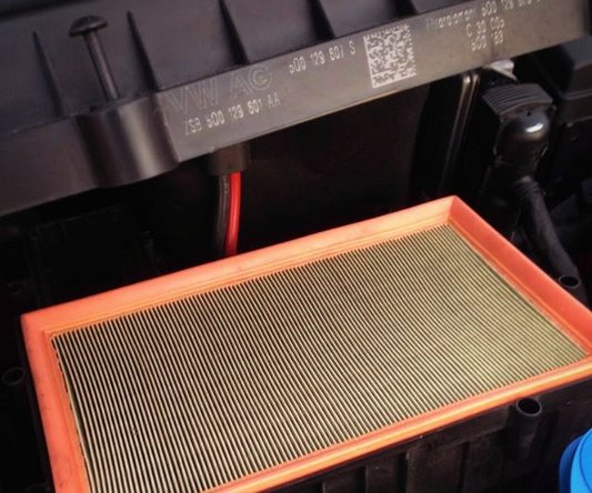 Ne cherchez pas à l'enlever entièrement, soulevez le seulement vous aurez largement assez de place pour avoir accès au filtre à air.