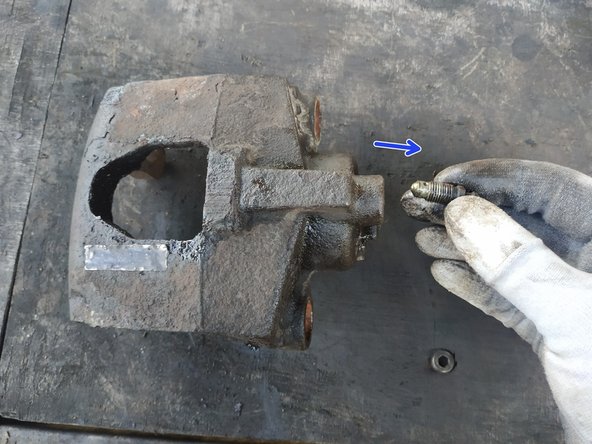 dévisser la vis de purge, clé de 10mm