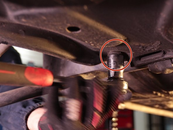 Desserrer les deux vis du triangle à l'aide du cliquet et de sa douille de 21