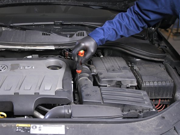 Resserrer les 7 vis tout autour de la boite à air