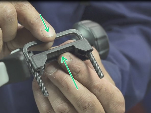 Poser la cale sur les &quot;U&quot; d'assemblage