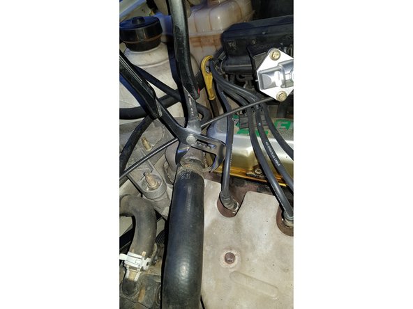 Avec une pince multiprise retirez le collier de serrage