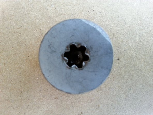 Desserrer le bouchon du carter (photo 2) avec un embout torx T45