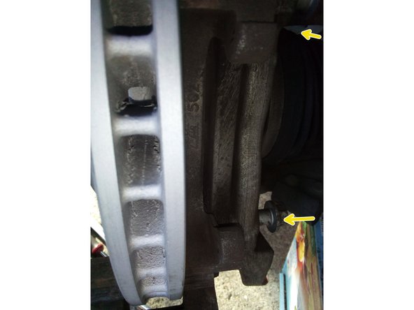 Après nettoyage, mettez du frein-filet sur les boulons du support inférieur et revissez celui-ci. (la partie longue vers le bas)