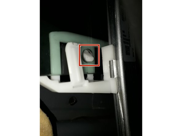 Sur le mécanisme de lève-vitre, pousser le clip de l'agrafe de maintien de vitre