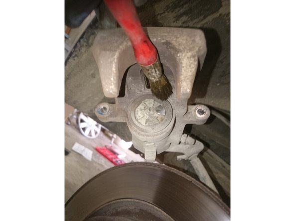 Nettoyer à sec délicatement le soufflet du piston. Photo 1