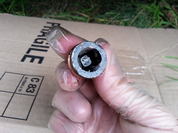 Revisser à la main le bouchon de carter puis serrer à la clé.