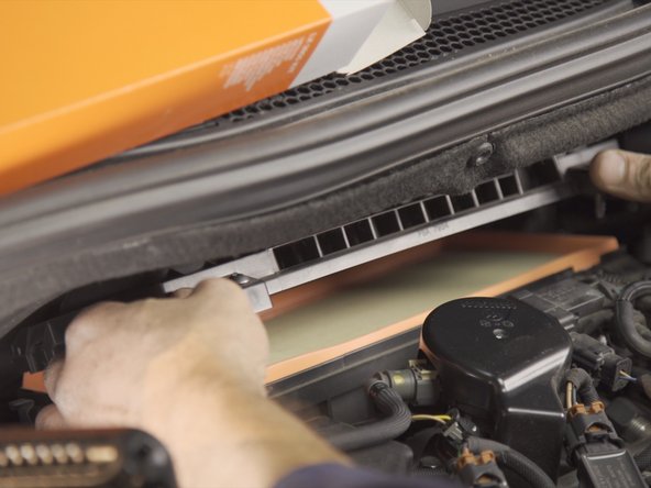 Placer le couvercle en emboitant les deux guides